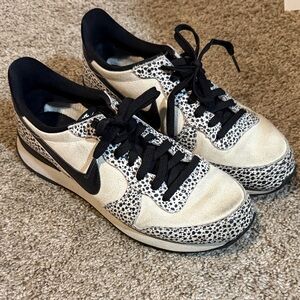 Nike Women's Black and Cream Patterned Sneakers